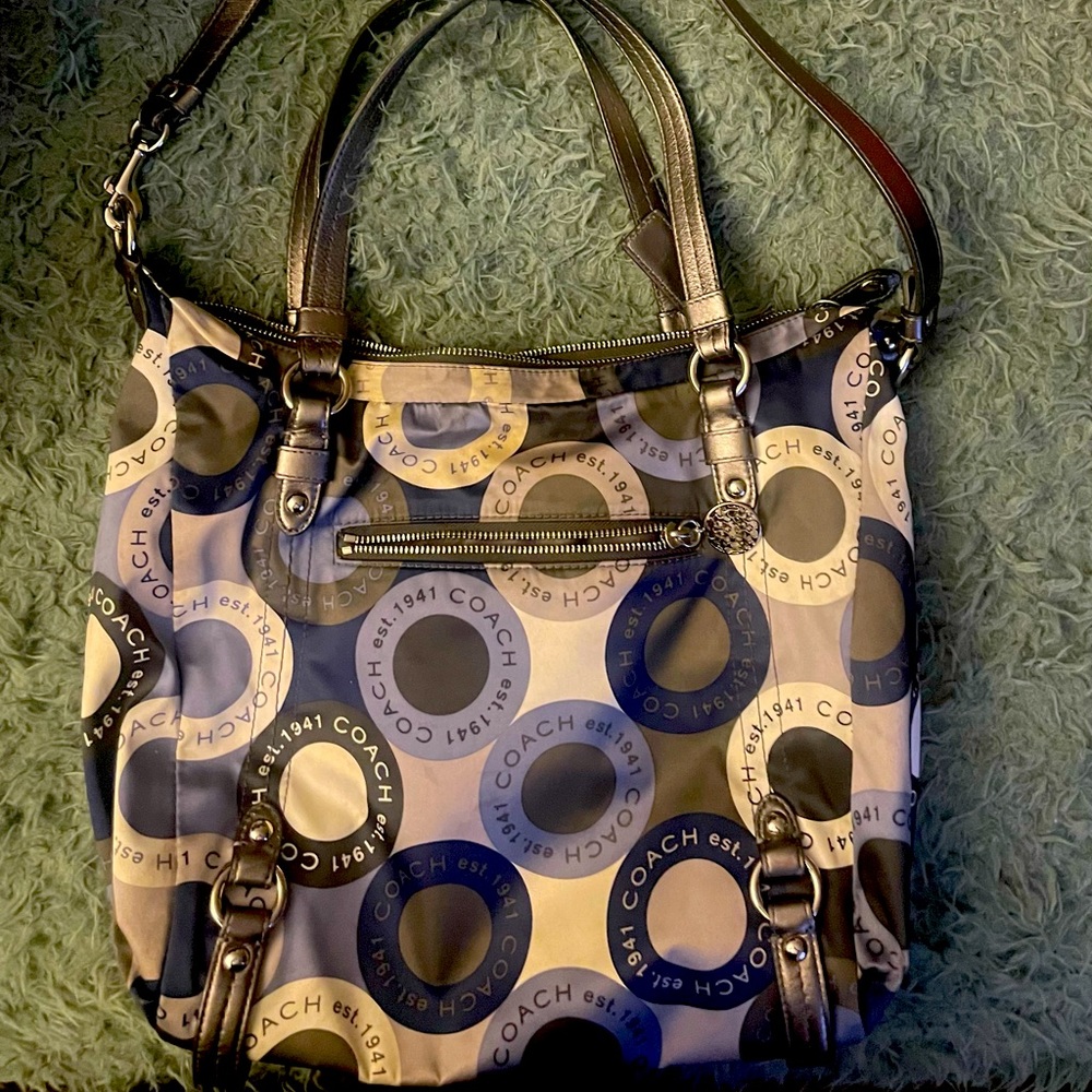 Original Coach shoulder Purse in nice condition. Very cute.